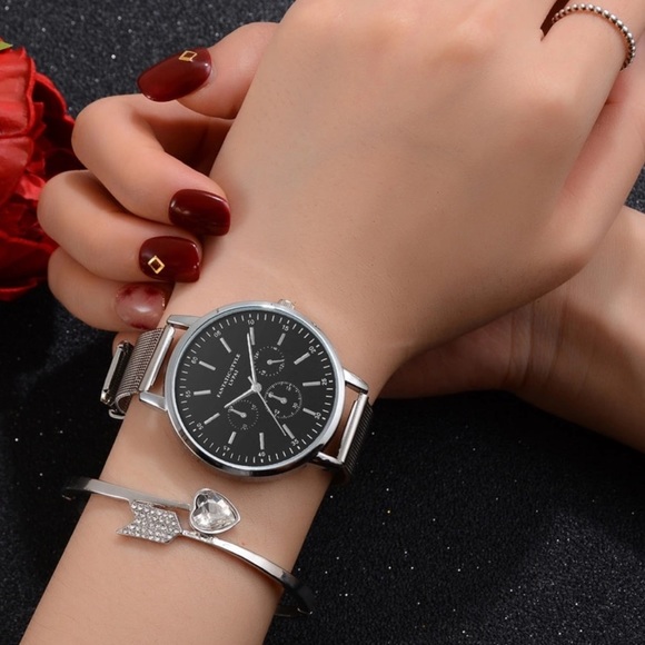Accessories - Beautiful Silver Fashion Watch!
